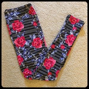 LuLaRoe TC Leggings black with red flowers